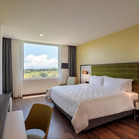 Holiday Inn - Quito Airport By Ihg Tababela Bagian luar foto A room at the Hilton Garden Inn in San Jose, Costa Rica
