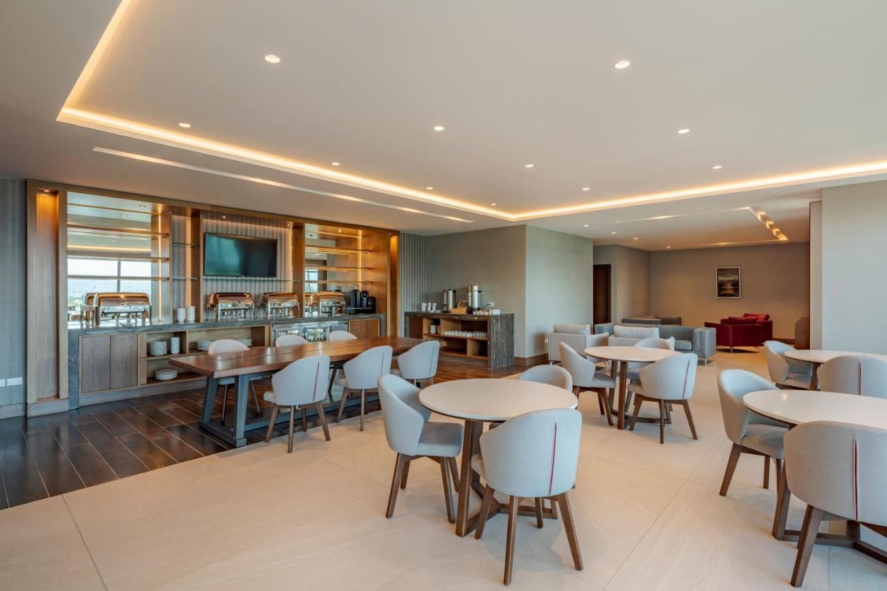 Holiday Inn - Quito Airport By Ihg Tababela Bagian luar foto The lounge at the airport