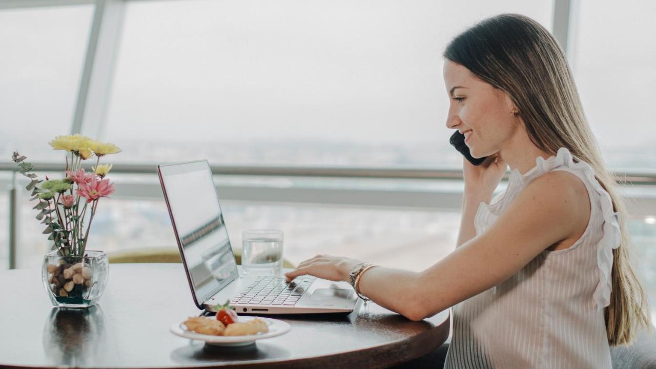 Holiday Inn - Quito Airport By Ihg Tababela Bagian luar foto A woman working from home