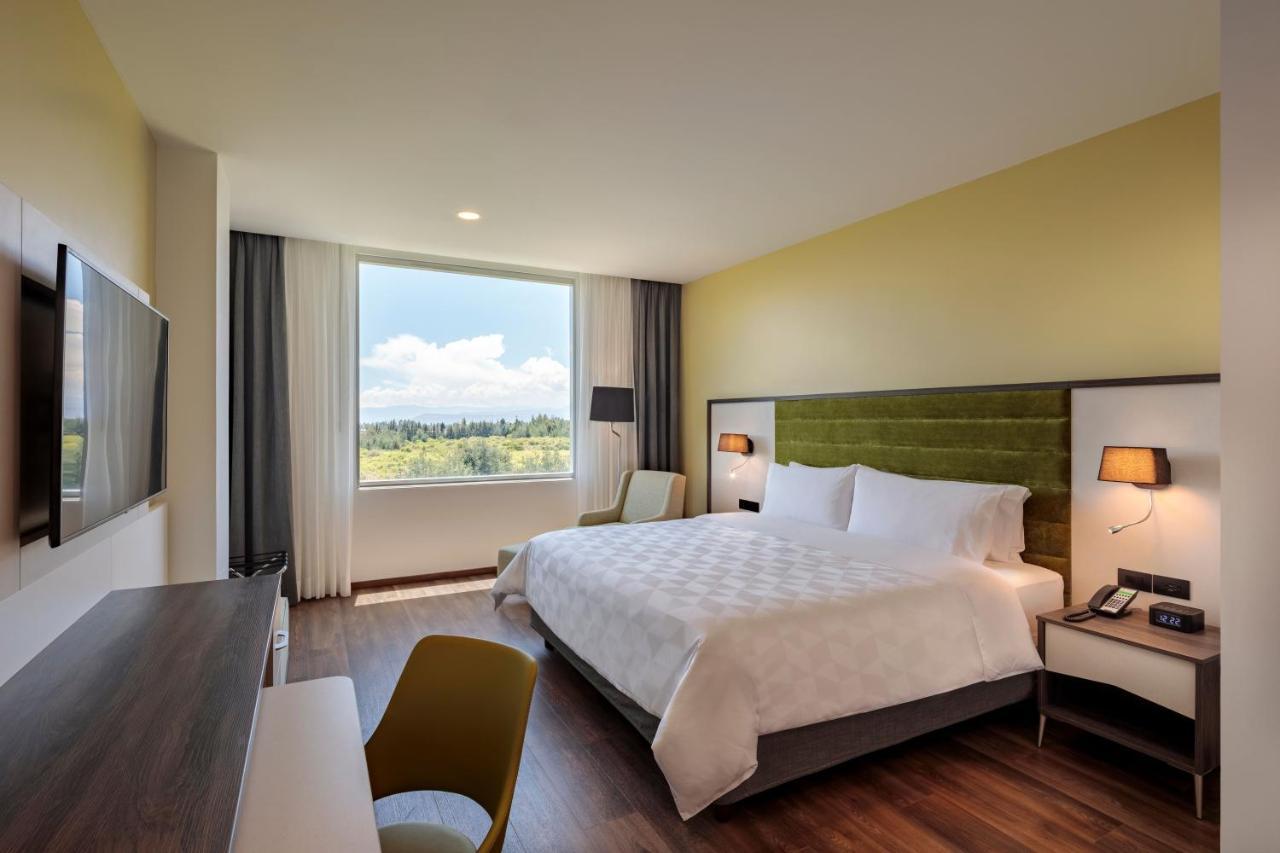 Holiday Inn - Quito Airport By Ihg Tababela Bagian luar foto A room at the Hilton Garden Inn in San Jose, Costa Rica