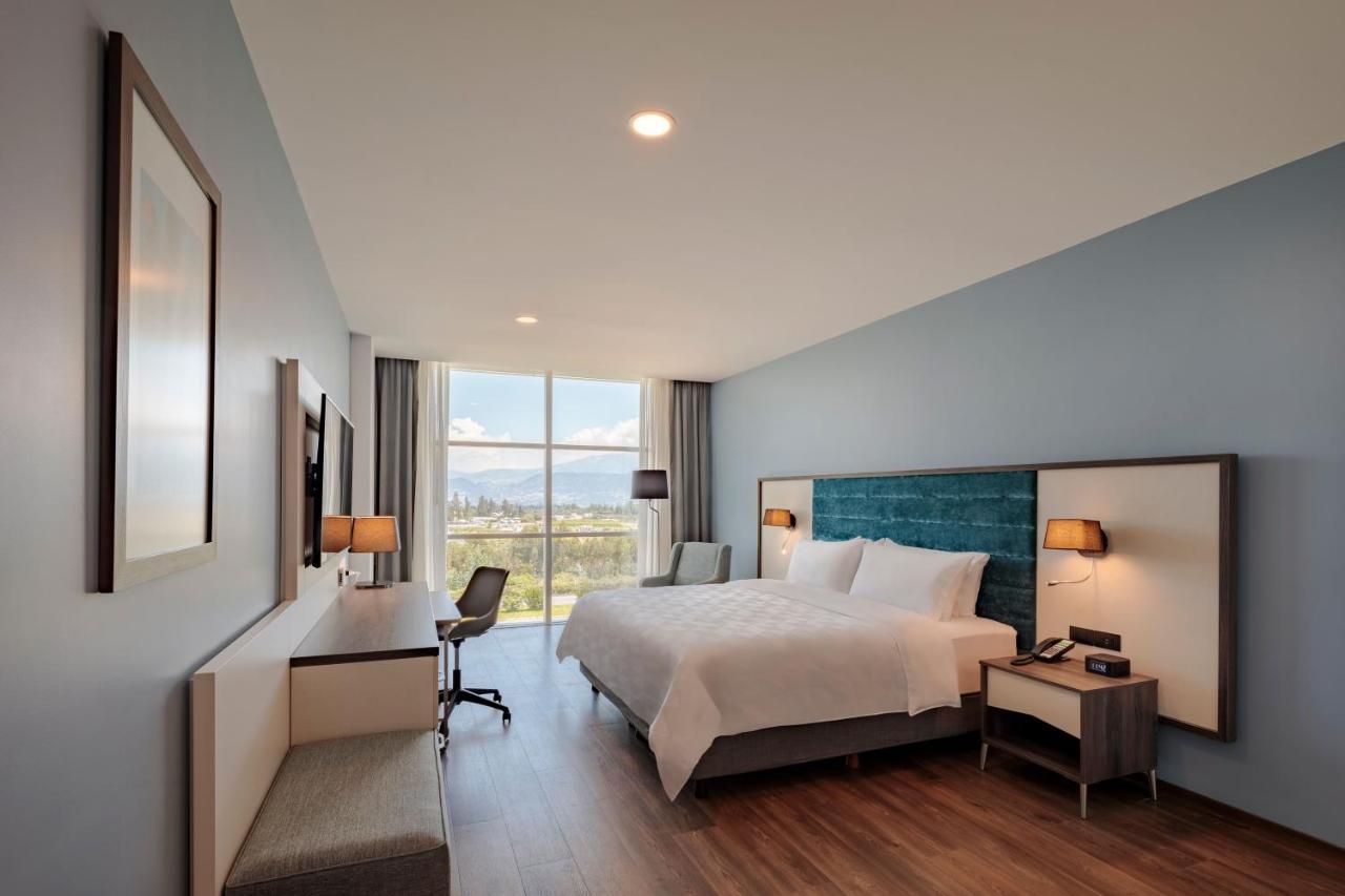 Holiday Inn - Quito Airport By Ihg Tababela Bagian luar foto A typical room at the hotel