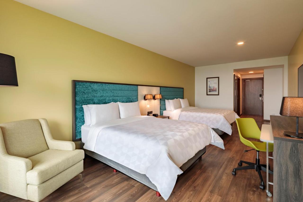 Holiday Inn - Quito Airport By Ihg Tababela Bagian luar foto A typical room at the hotel