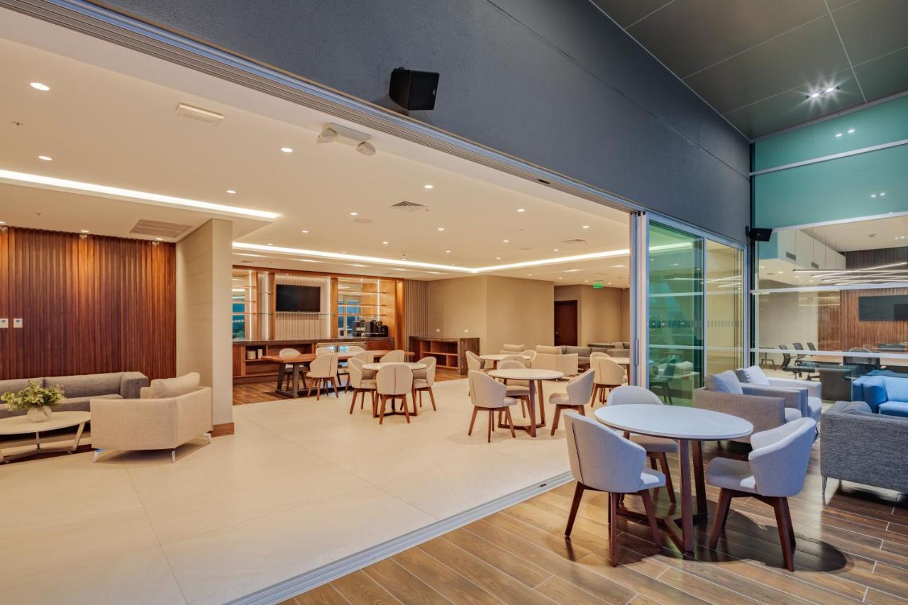 Holiday Inn - Quito Airport By Ihg Tababela Bagian luar foto The lounge at the airport.