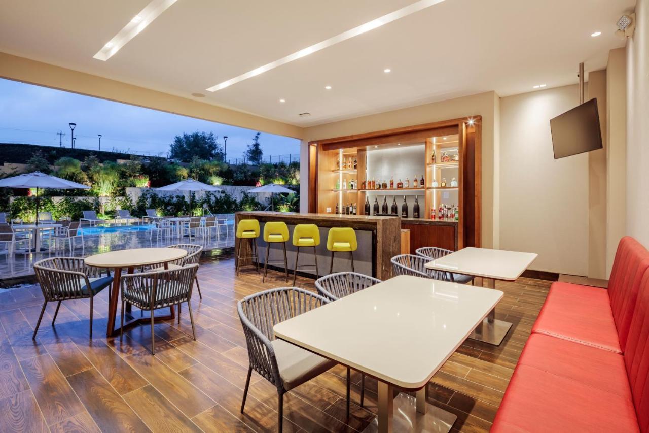 Holiday Inn - Quito Airport By Ihg Tababela Bagian luar foto The pool bar at the hotel