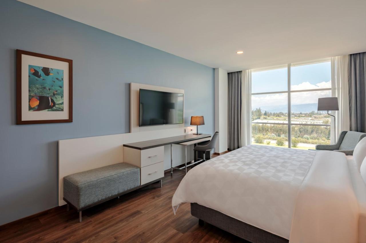 Holiday Inn - Quito Airport By Ihg Tababela Bagian luar foto A guest room at the Hilton Garden Inn in San Jose, Costa Rica