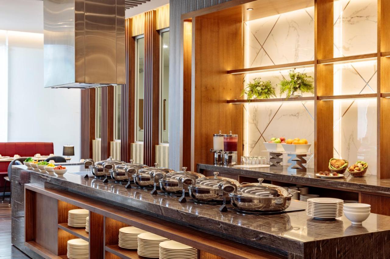 Holiday Inn - Quito Airport By Ihg Tababela Bagian luar foto A buffet at a hotel
