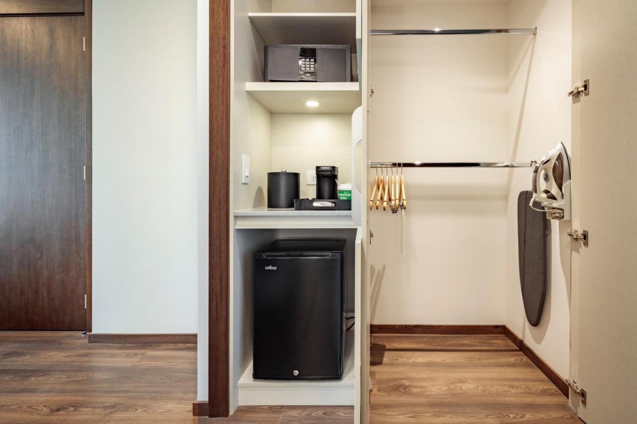 Holiday Inn - Quito Airport By Ihg Tababela Bagian luar foto A wet bar in a hotel room