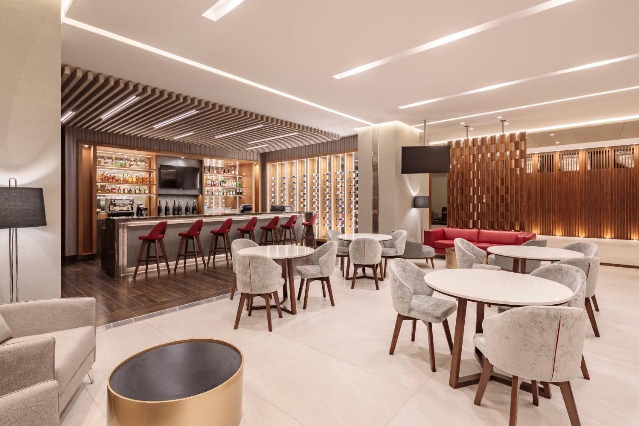 Holiday Inn - Quito Airport By Ihg Tababela Bagian luar foto The lounge at the airport
