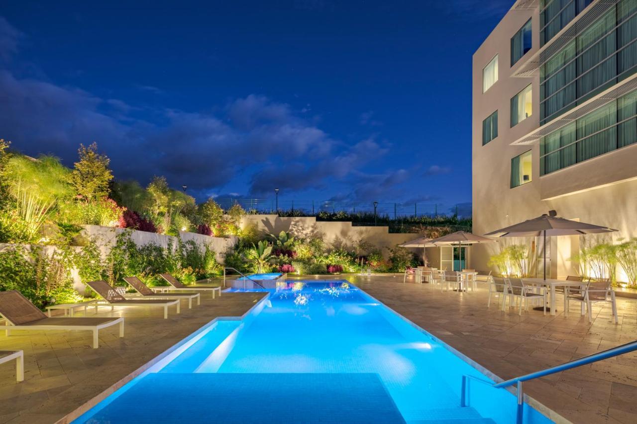 Holiday Inn - Quito Airport By Ihg Tababela Bagian luar foto The swimming pool at the hotel