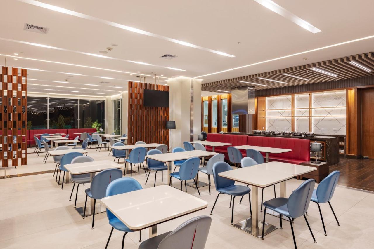 Holiday Inn - Quito Airport By Ihg Tababela Bagian luar foto The interior of the lounge