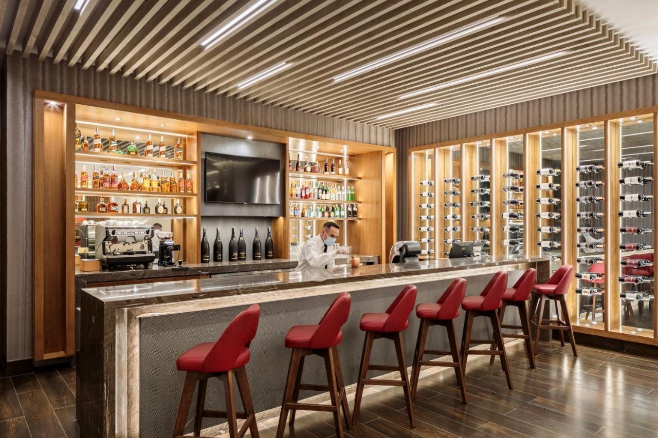 Holiday Inn - Quito Airport By Ihg Tababela Bagian luar foto The bar at the lounge