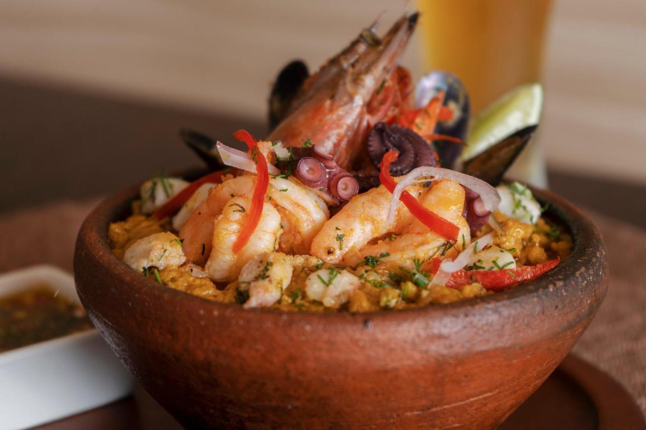 Holiday Inn - Quito Airport By Ihg Tababela Bagian luar foto Seafood paella